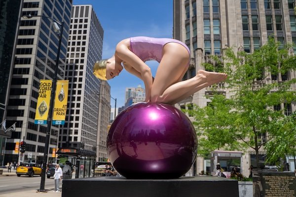 SplashMag: MONUMENTS OF STILLNESS review: Carole Feuerman’s sculptures on The Magnificent Mile/Chicago