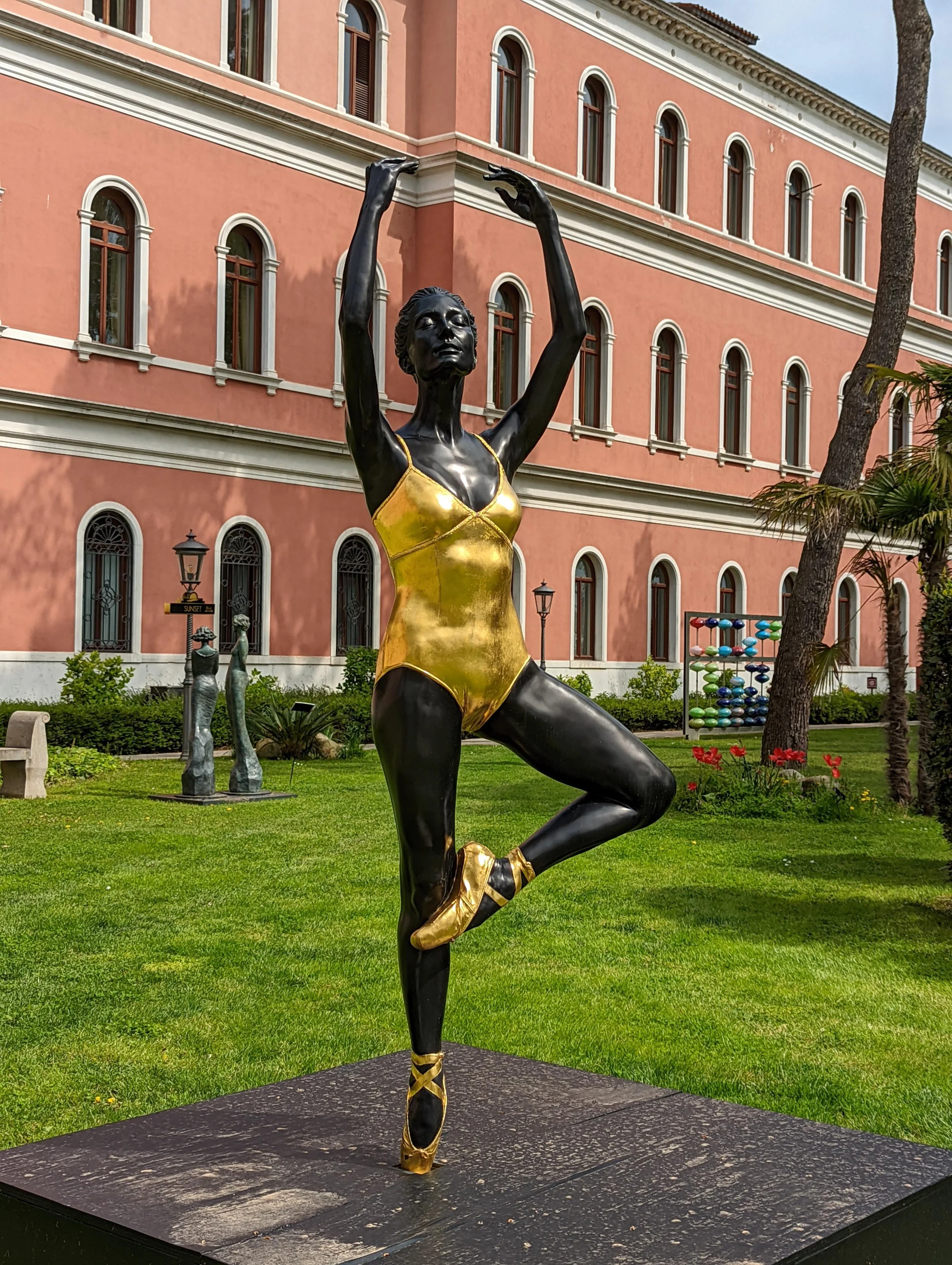  RELEVE  

 

 2019
70 x 21 x 38 in (178 x 53 x 97 cm)
Patinated Bronze with Gold Leaf
Giardini Marinaressa, Venice, IT 2019
 