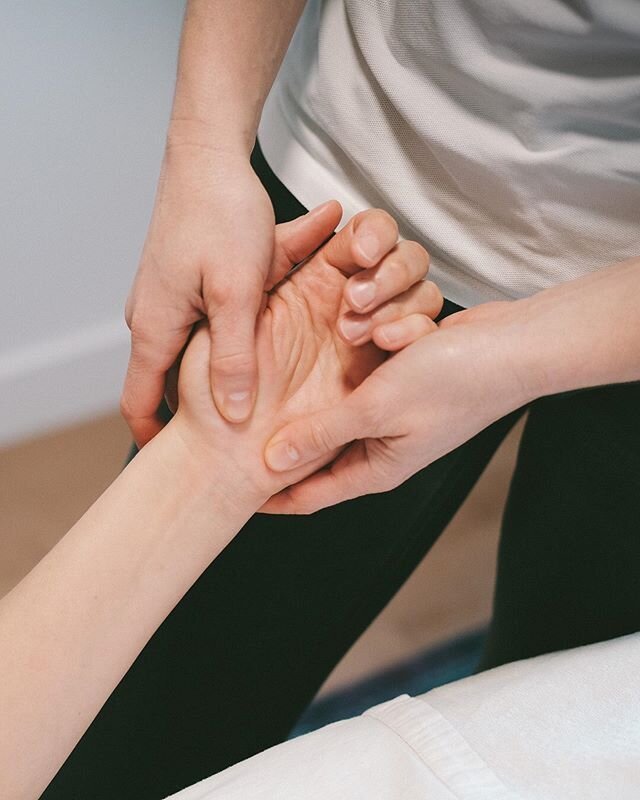 ⠀
Carpal Tunnel Syndrome, CTS 🗜💪🏻😕. ⠀
⠀
Median nerve compression can happen at the elbow, or in the forearm, but it is most common at the wrist in the narrow passageway of the carpal tunnel. Symptoms can be varied but will include some combinatio