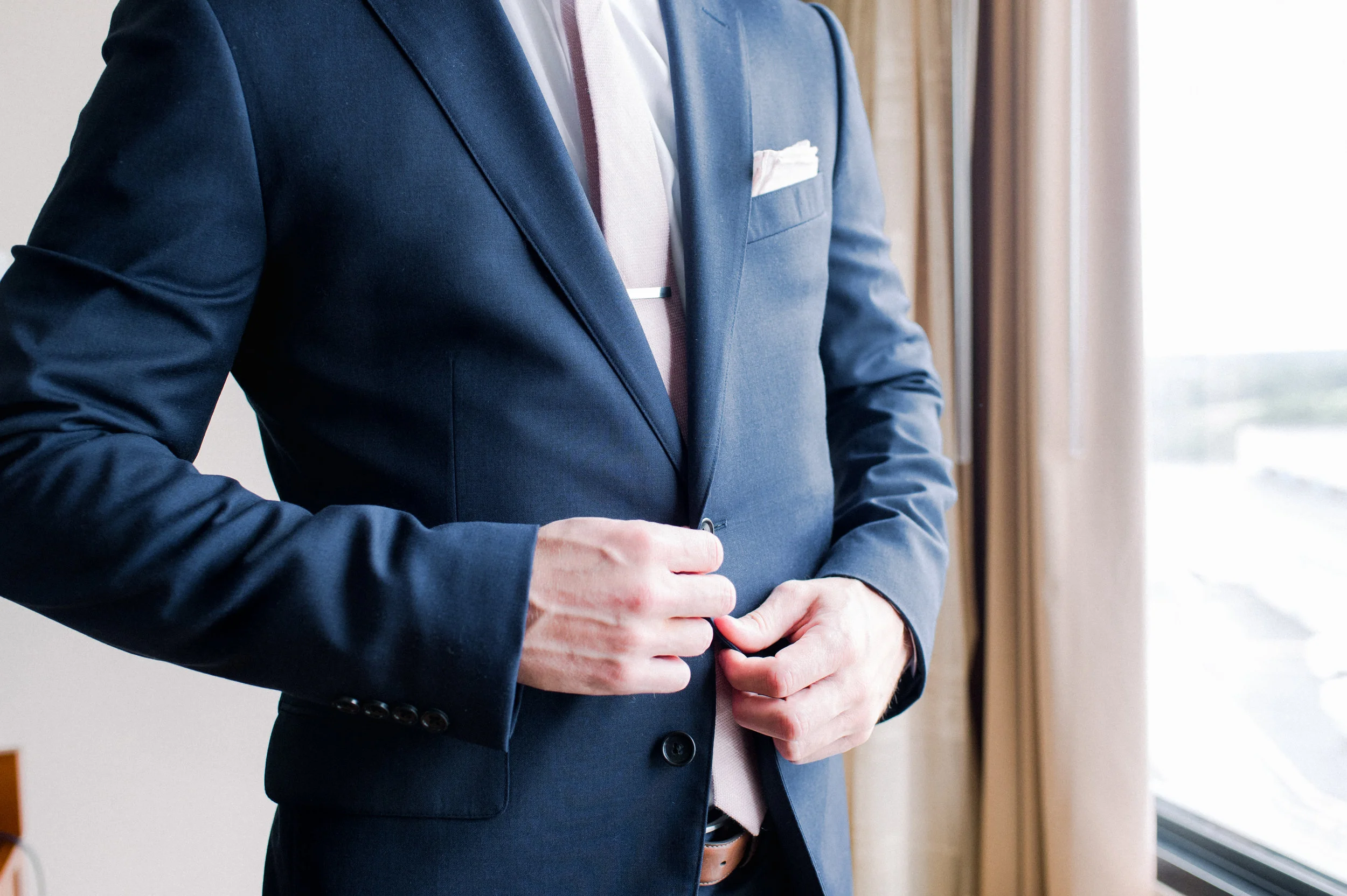 The Commons 1854 Topsfield MA wedding | Massachusetts wedding venue | Massachusetts wedding photography | groom getting ready | groom style | navy suit and pink tie