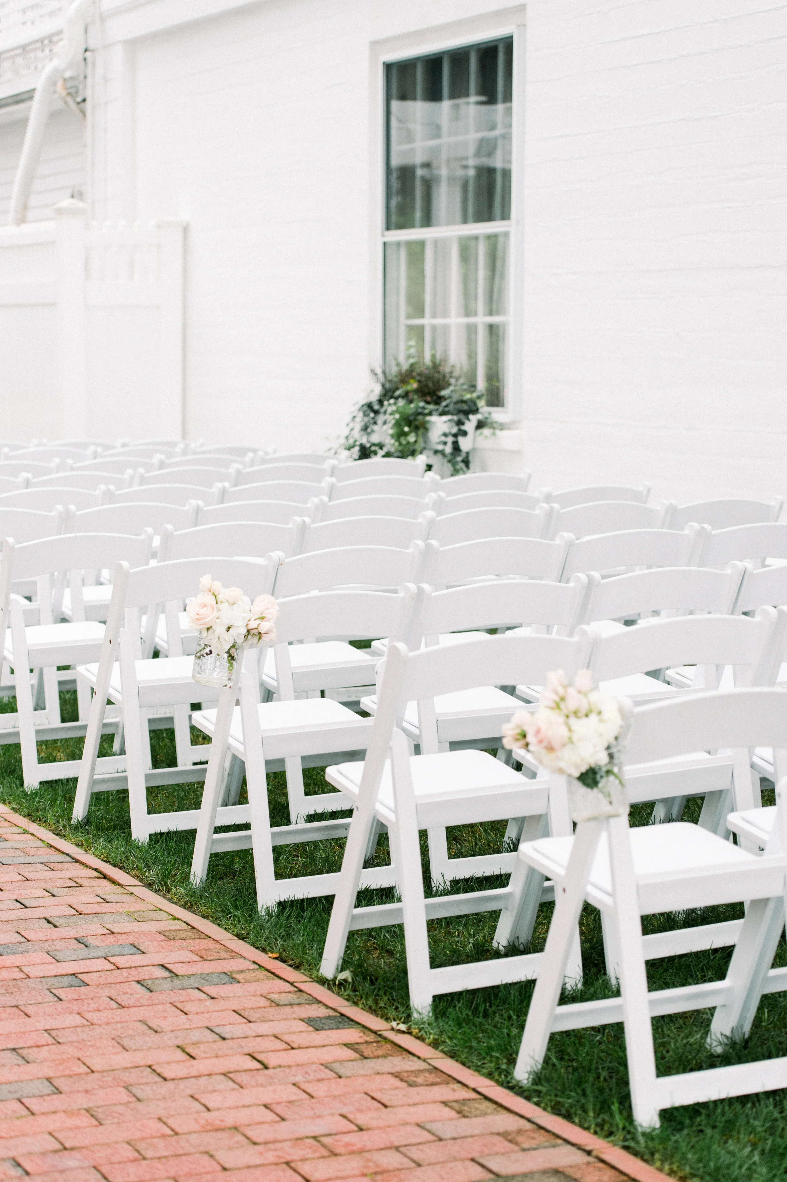 outdoor wedding ceremony | ceremony flowers | ceremony inspiration