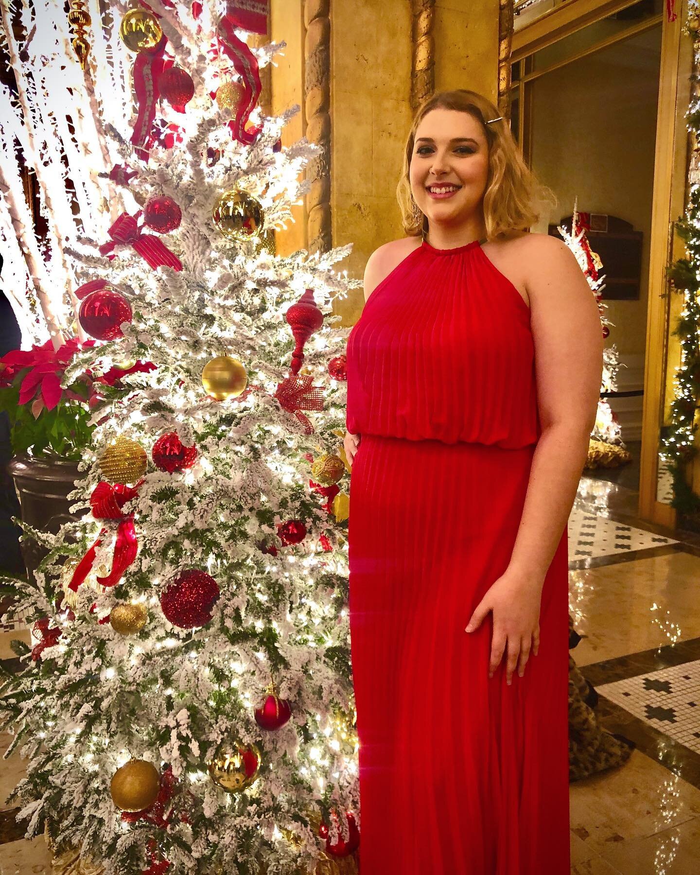Happy Holidays Y'all! Ending the seasonal gigs with an awesome wedding last night at the Roosevelt Hotel in New Orleans. I just had to get a picture with the Christmas trees along with the other 3 million people 🎅🏻🕎