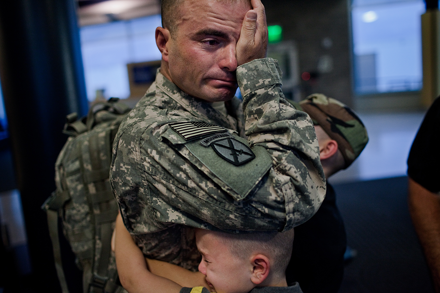  Sergeant First Class Brian Eisch weeps, as he struggles to say goodbye to his children.&nbsp; 