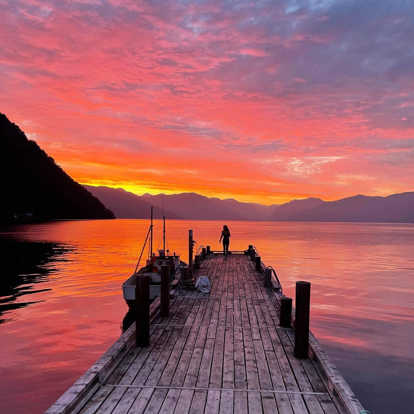 #Vik&oslash;yri kl 23.50 fredag 18.6.21 🧡 

#visitsognefjord 
#visitnorway 
#vik 
#vikisogn 
#sognefjord