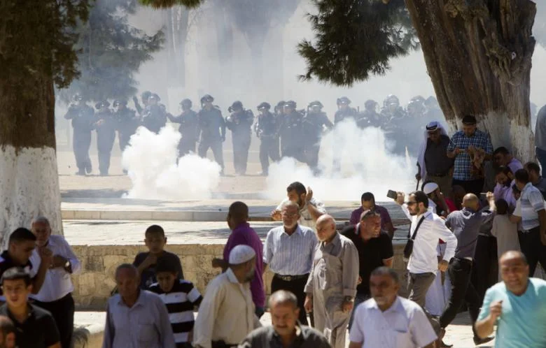 Israeli riot police attack Palestinians following Friday prayers at Jerusalem's Al-Aqsa mosque compound on 6 September 2013. (Photo: AFP - Ahmad Gharabli)