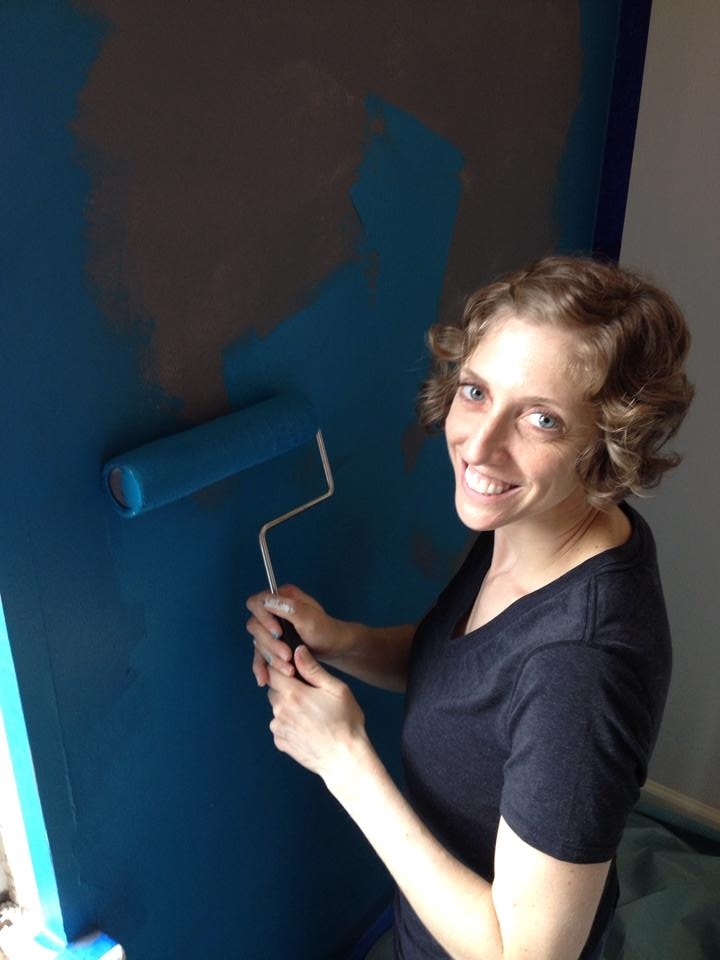  Maris paints "W" formations to most effectively get the paint off the roller and evenly spread onto the wall. 