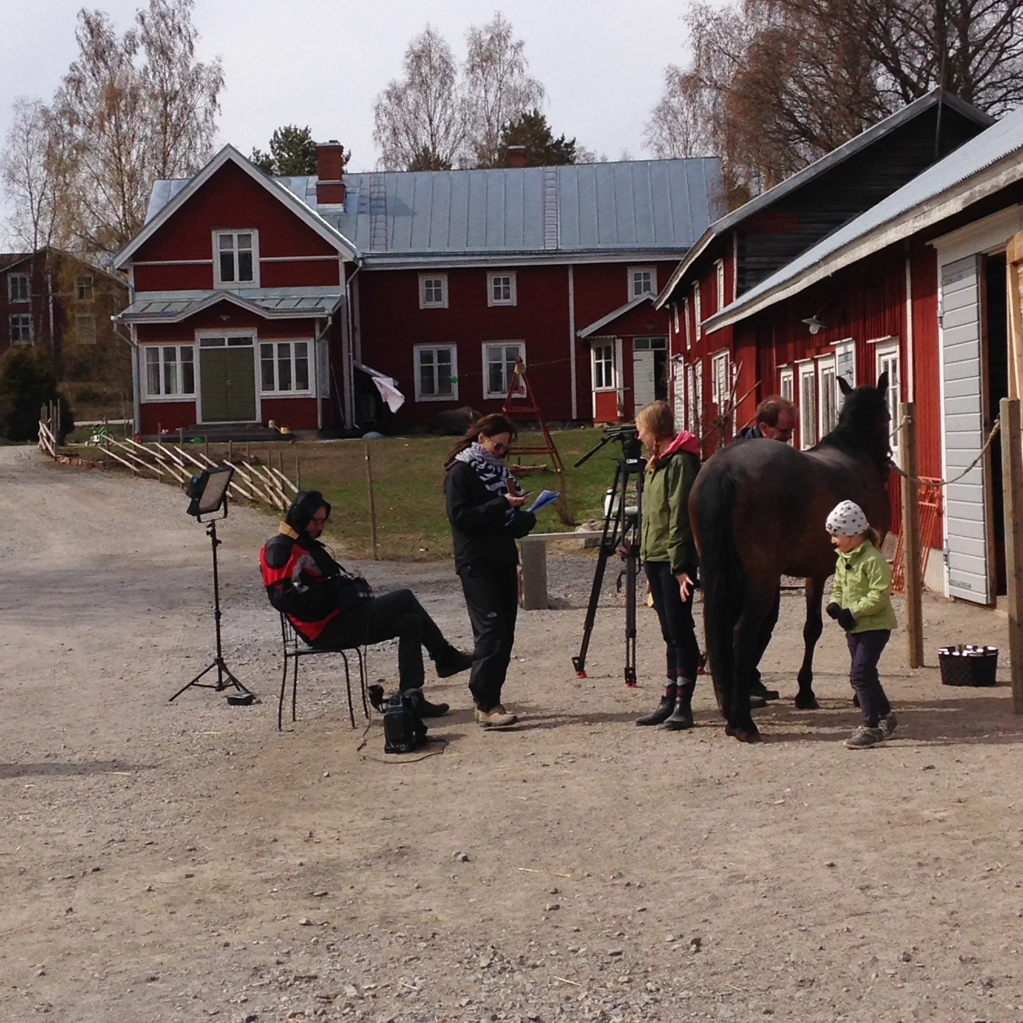 Här kan ni se en trött ljudtekniker, en upptagen regissör, programledaren, kameramannen som för övrigt helst masserade hästarna och därför alltid kom för sent till tagningarna och en ivrig Alina.
