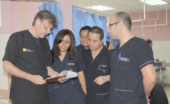 Dr. Puyana teaching medical students in Ecuador. From El Mercurio, 2013.