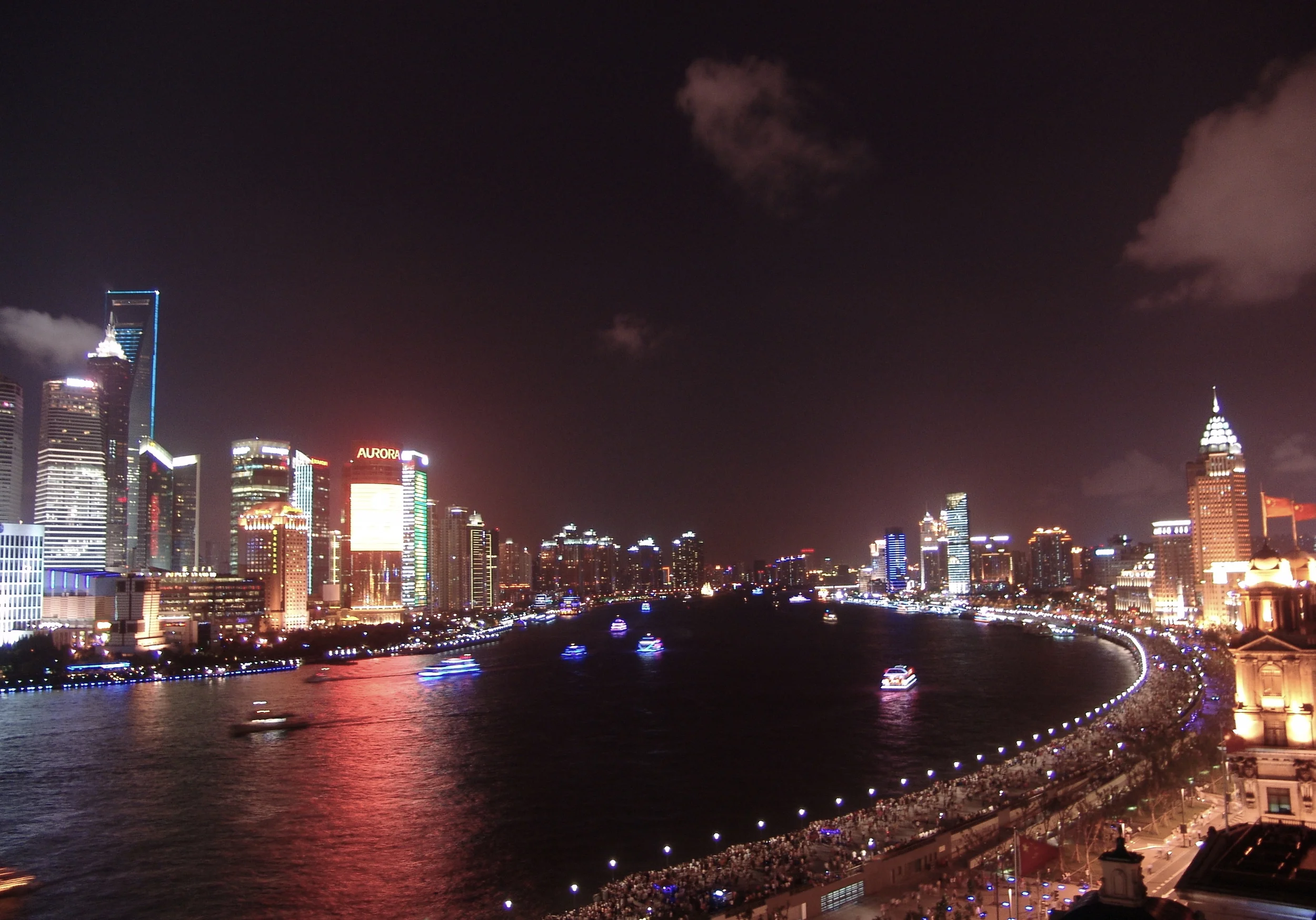 Crowded-Bund-at-night.jpg