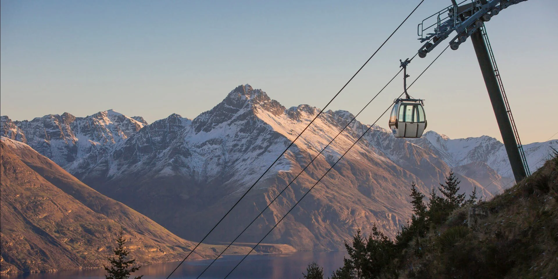 skyline-queenstown_gondola-ascending-bobs-peak.jpg