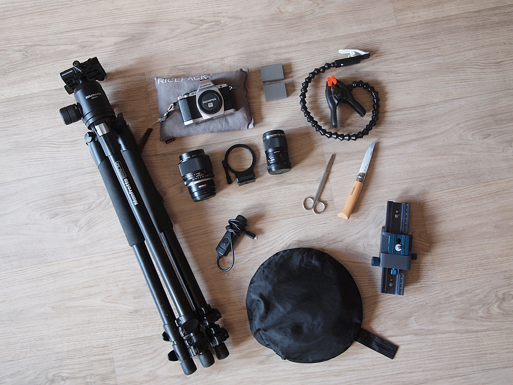 Der typische Inhalt meines Fotorucksacks (siehe Auflistung unten)