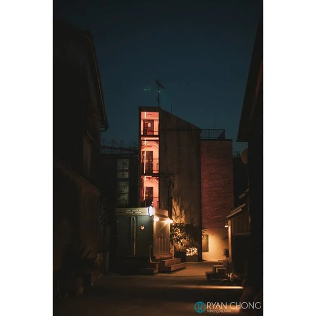 Yasaka Kamimachi. While everyone was taking photos of the Yasaka-No-Tou Pagoda, I noticed this very industrial looking building nestled between the traditional buildings of Kiyomizu. An interesting contrast.
.
.
.
.
.
.
.
#kiyomizu #edo #kyoto #light