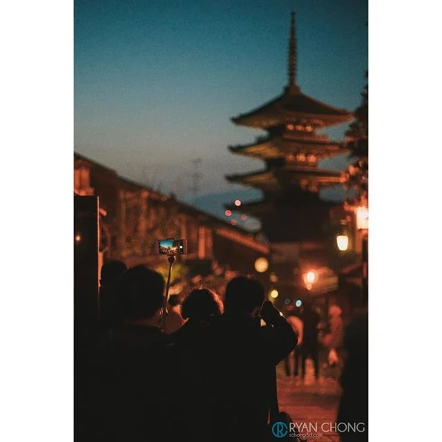 Yasaka-No-Tou Pagoda. Kyoto. Everyone's taking photos of the Pagoda, and it's impossible to get a clean photo with everyone in the way, so I focused on someone's phone instead. .
.
.
.
.
.
.
#kiyomizu #edo #kyoto #lights #twilight #japan #visitjapan 