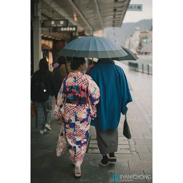 Splash of color on a grey rainy day. Kimono rental shops and services are quite popular in the old capital. .
.
.
.
.
.
.
#kimono #kyoto #japan #visitjapan #japantrip #ig_japan #japan_of_insta #instajapan #streetphotography #visitjapanjp #streetclass