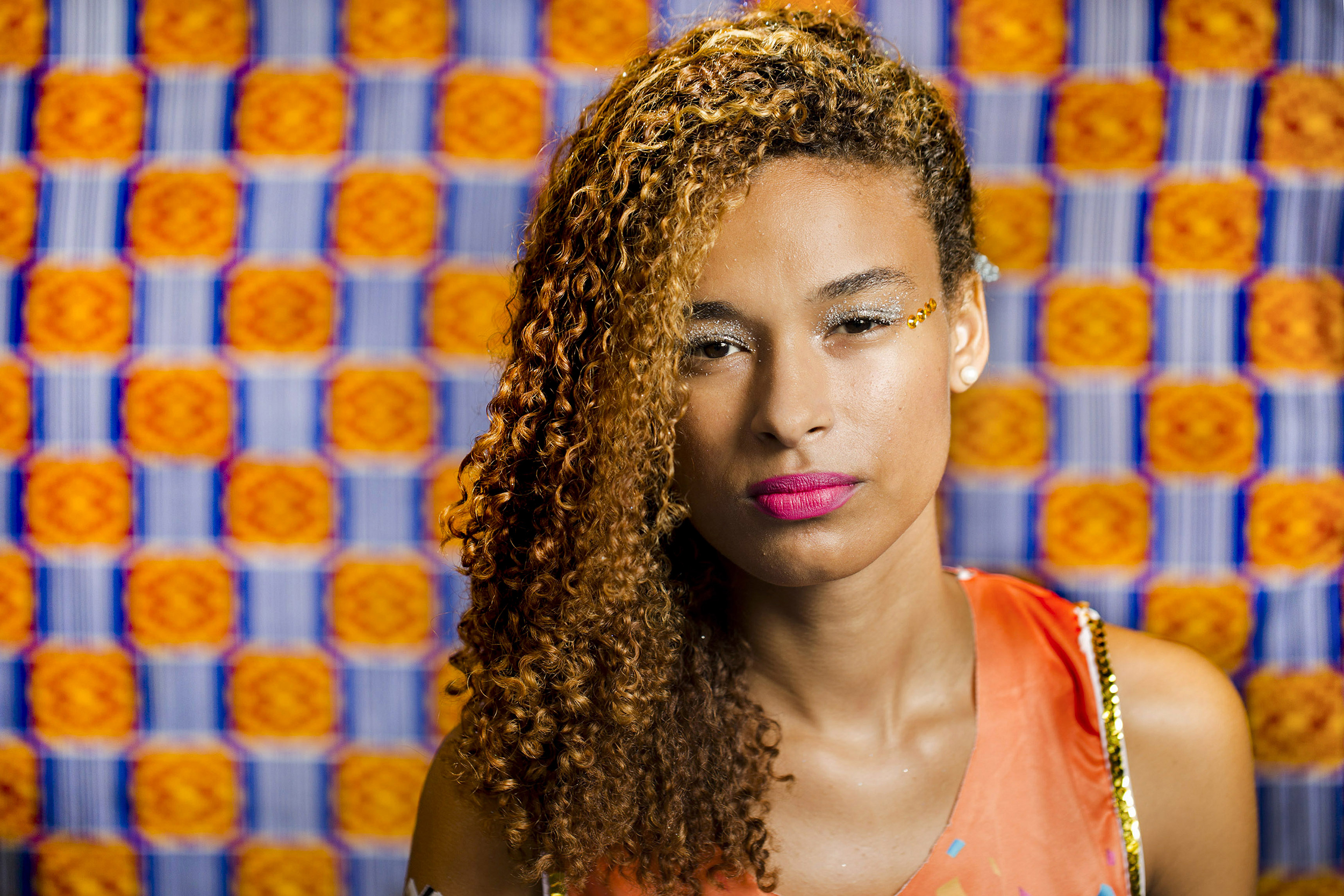  Um tecido africano original foi usado como fundo para fotografar integrantes do Bloco das Cacheadas, no Carnaval do Rio, em 2016. 
