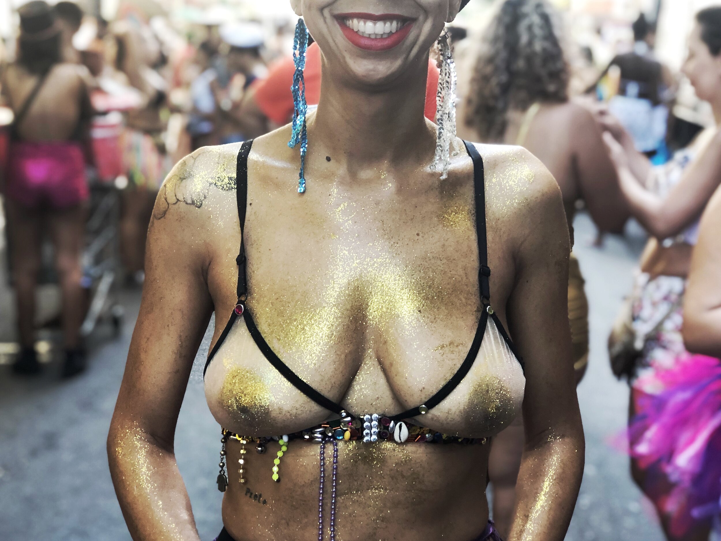  A proposta desse conjunto de fotos, feitas durante o carnaval de rua na cidade do Rio de Janeiro em 2019, é questionar a forma como a sociedade brasileira olha para os corpos das mulheres, os objetifica, sexualiza, taxa e censura.  