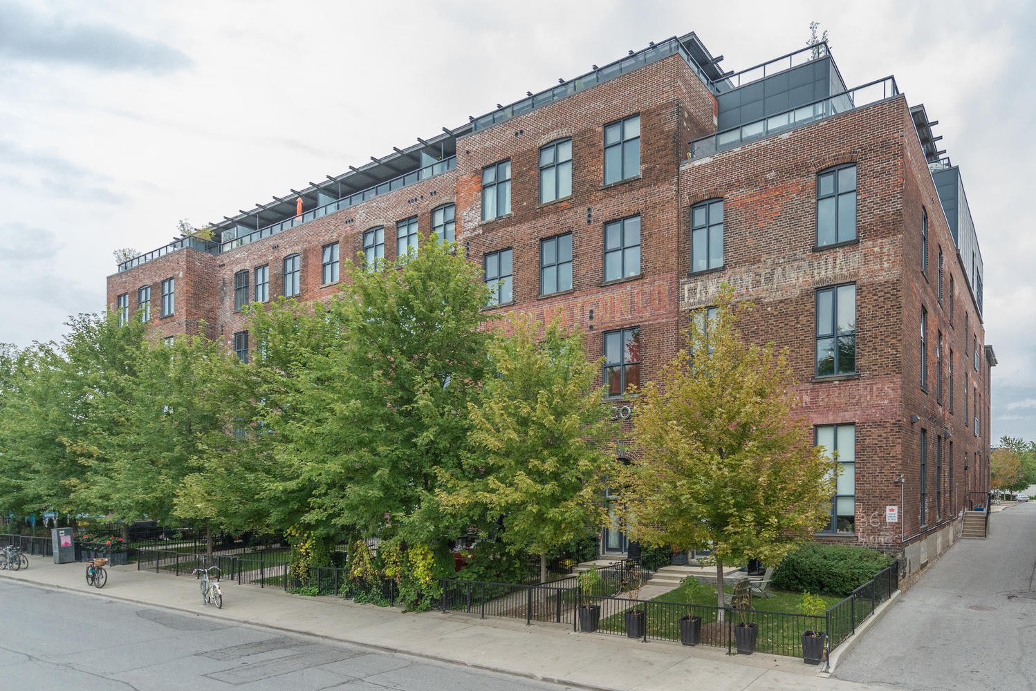 363 Sorauren Ave Unit 304-large-001-28-17-1499x1000-72dpi.jpg
