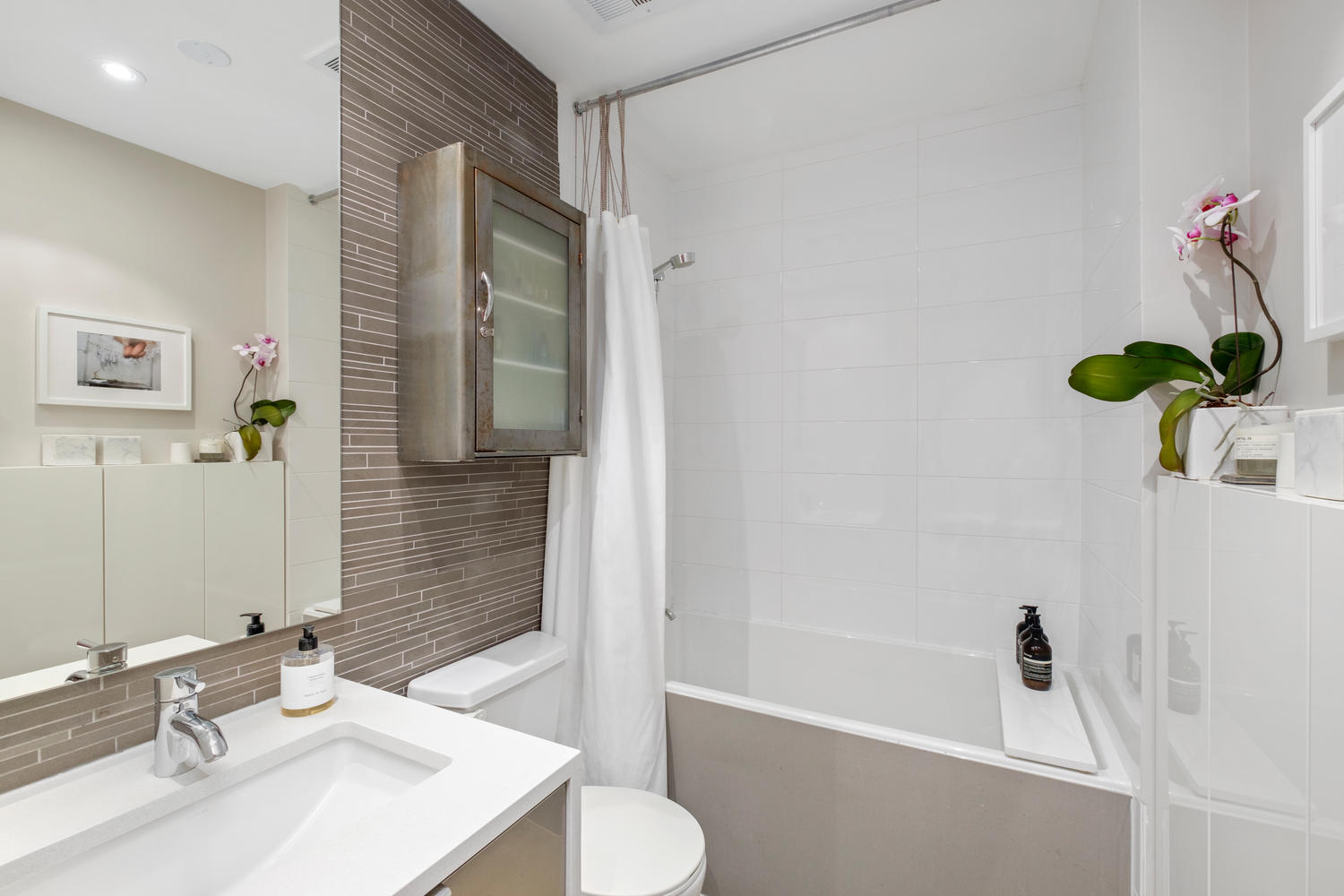 363 Sorauren Ave Unit 304-large-016-12-WDOYLE 20180717 3411-1500x1000-72dpi.jpg