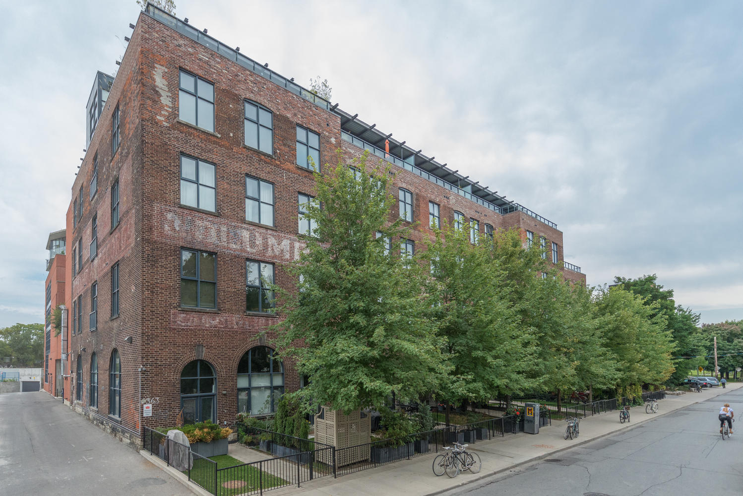 363 Sorauren Ave Unit 304-large-019-26-15-1499x1000-72dpi.jpg