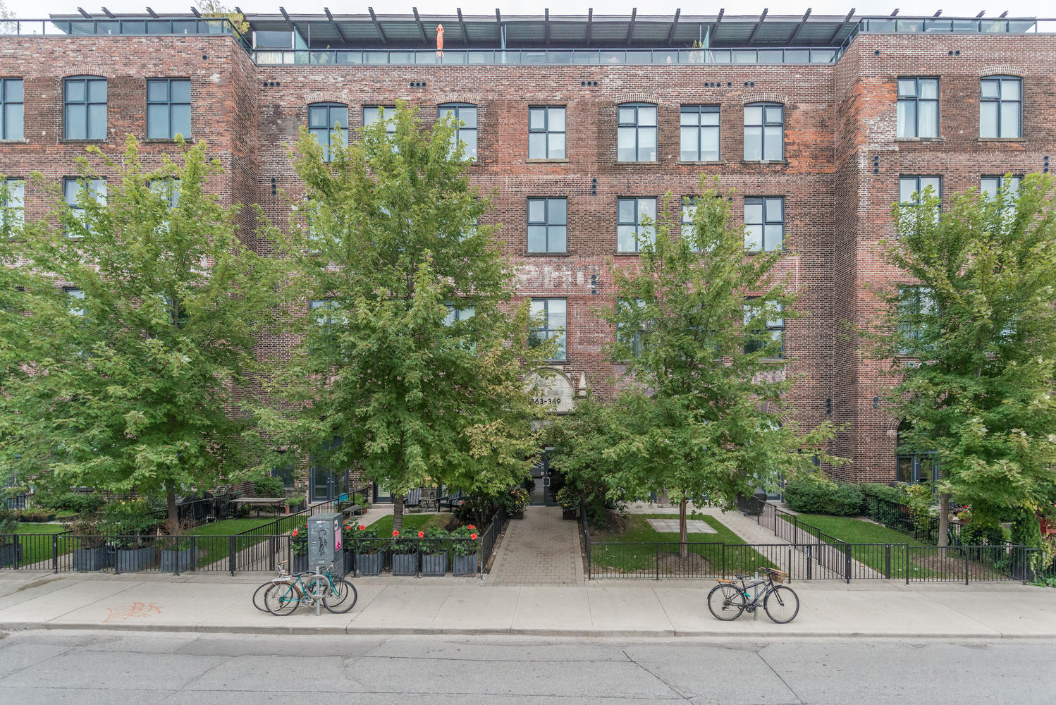363 Sorauren Ave Unit 304-large-020-34-16-1499x1000-72dpi.jpg