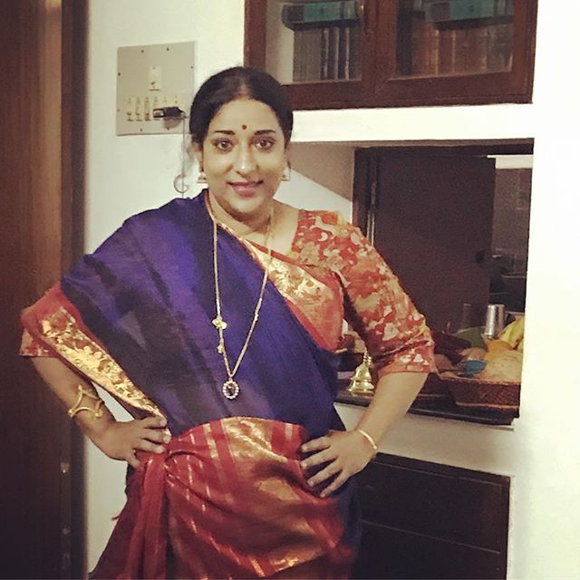 What is it with me posing with my hands on my waist every single time??!! 😂 #dontknowwheretokeepmyhands - Anyway, all dressed in a very traditional South Indian attire...wearing my mother-in-law's sari...let the festivities begin!! #motherofthebride