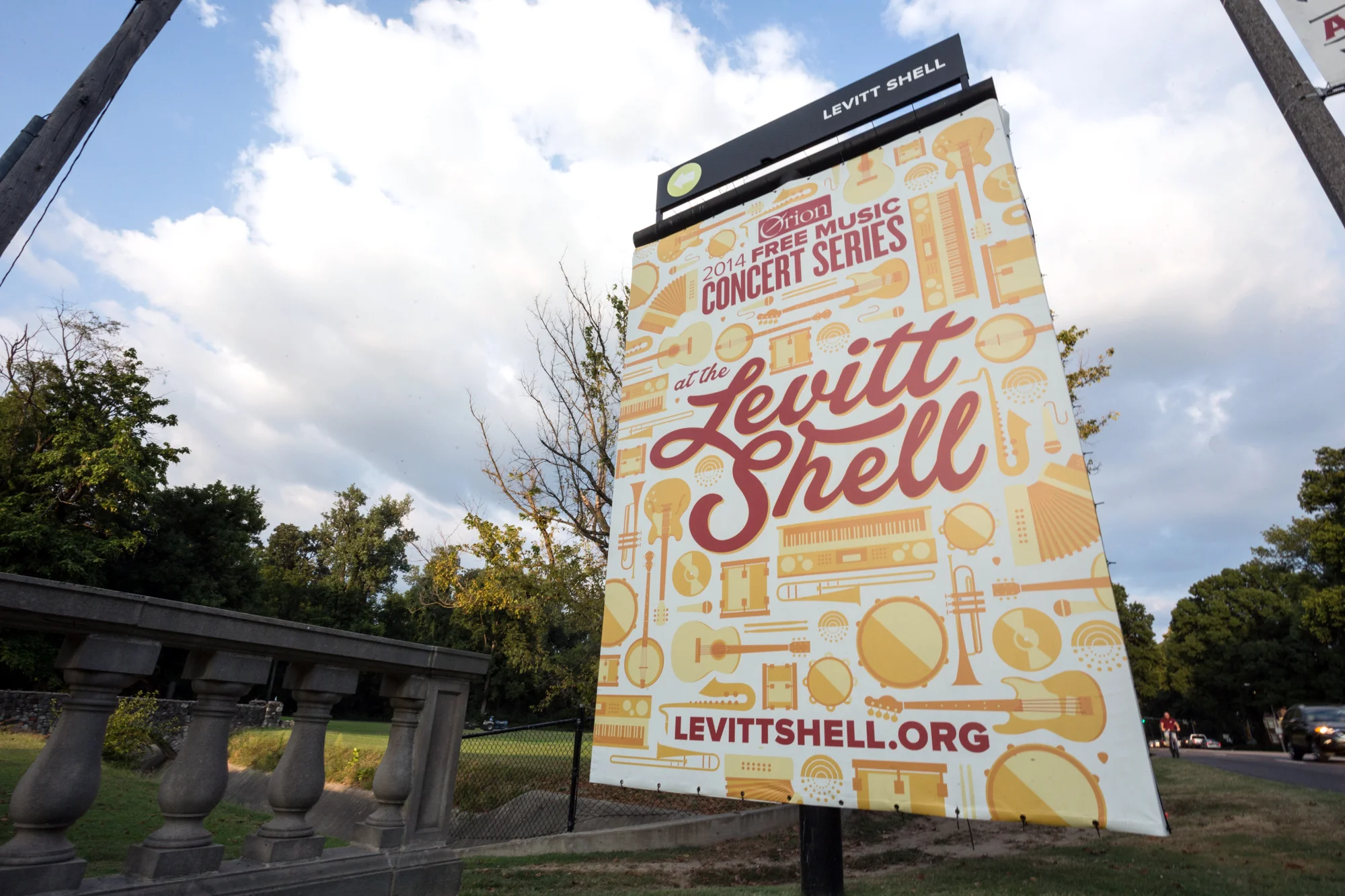 Poplar Avenue street banner; photo by Andrew Breig