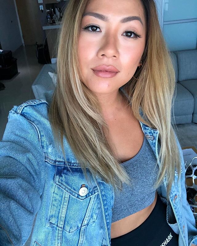 Saluden a mi amiga Martina ... aka Martian on my chin 👽
pimples are just honestly a part of life, so why bother taking them out 🤷🏼‍♀️ .
Gracias @abrahamj0rge por el glam 💄