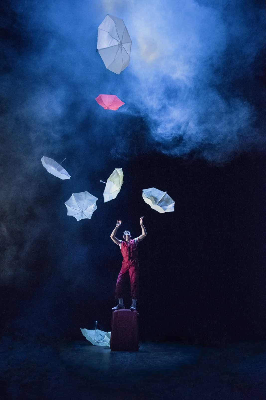 acrobuffos-airplayshow-umbrellas.jpg