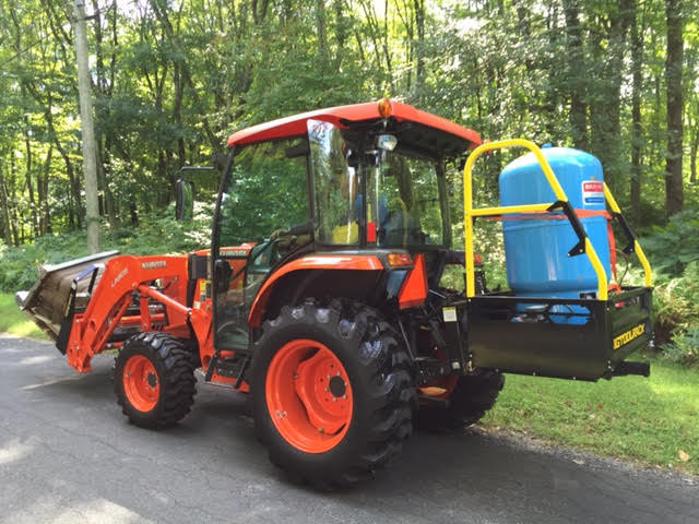 Kubota L3560 Carrying a water heated in the bed of the Bigtoolrack