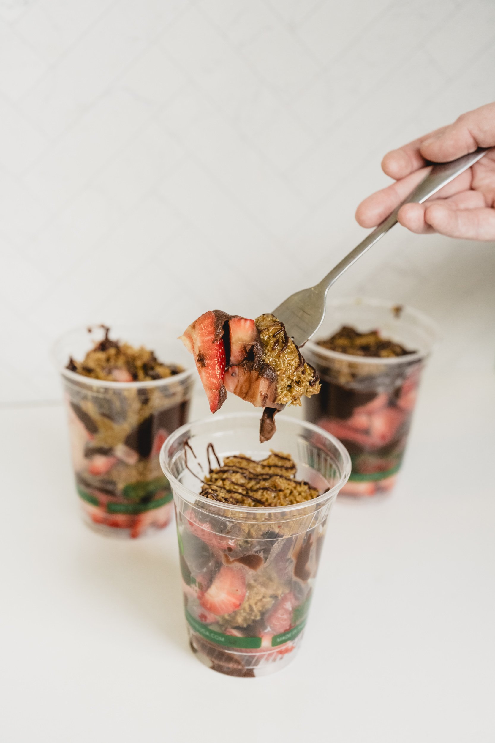 engle-olson-amys-cupcake-shoppe-dubai-chocolate-bar-strawberry-parfait-7.jpg
