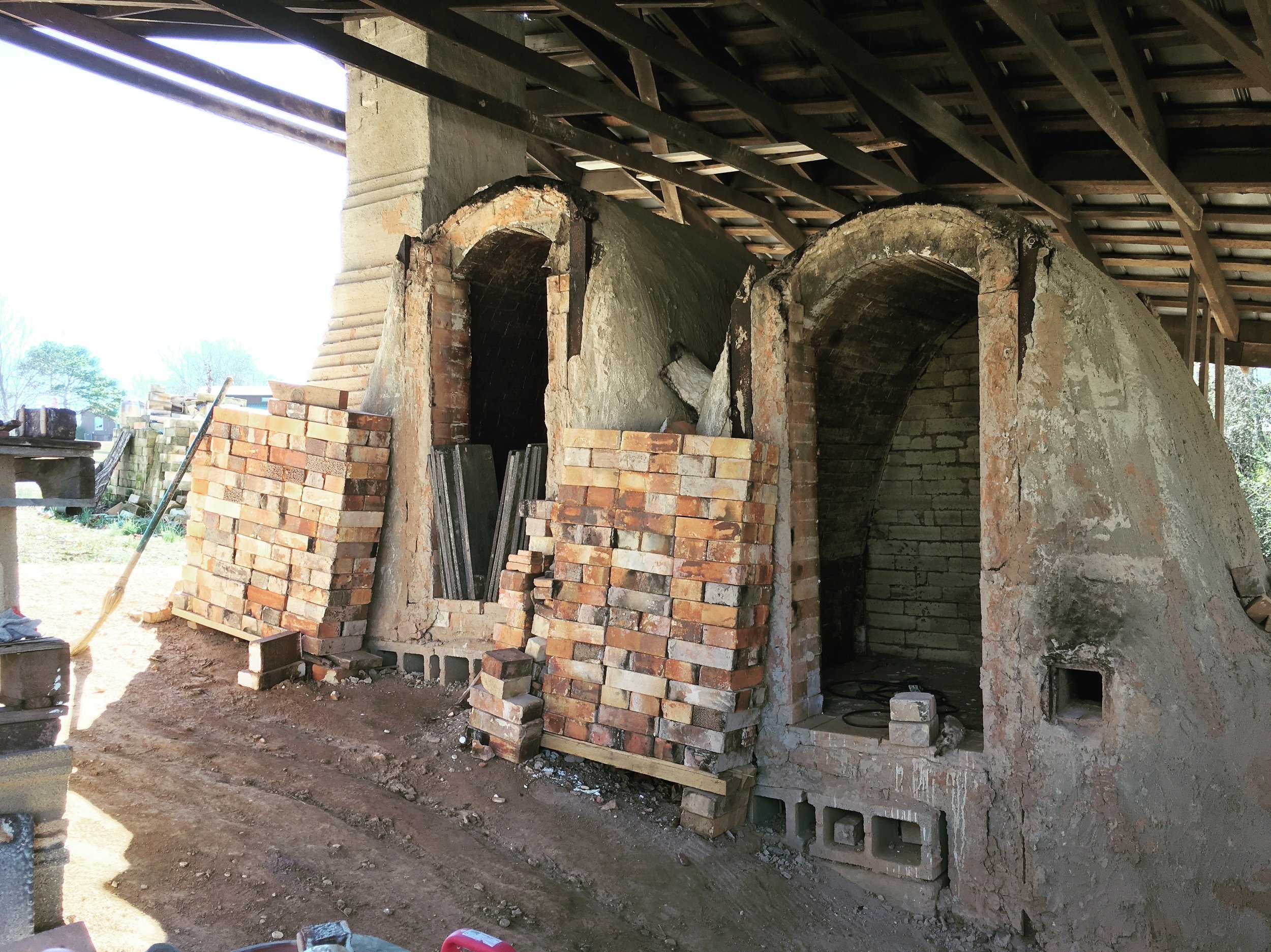 Kiln prep requires the shelves and furniture to be clean to ensure an even level floor and stack. &nbsp;We also check the interior of the kiln for any build up of salt or wadding material. &nbsp; 