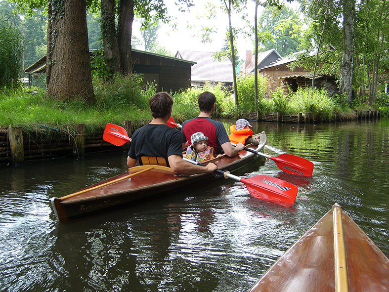 Kinder im Boot