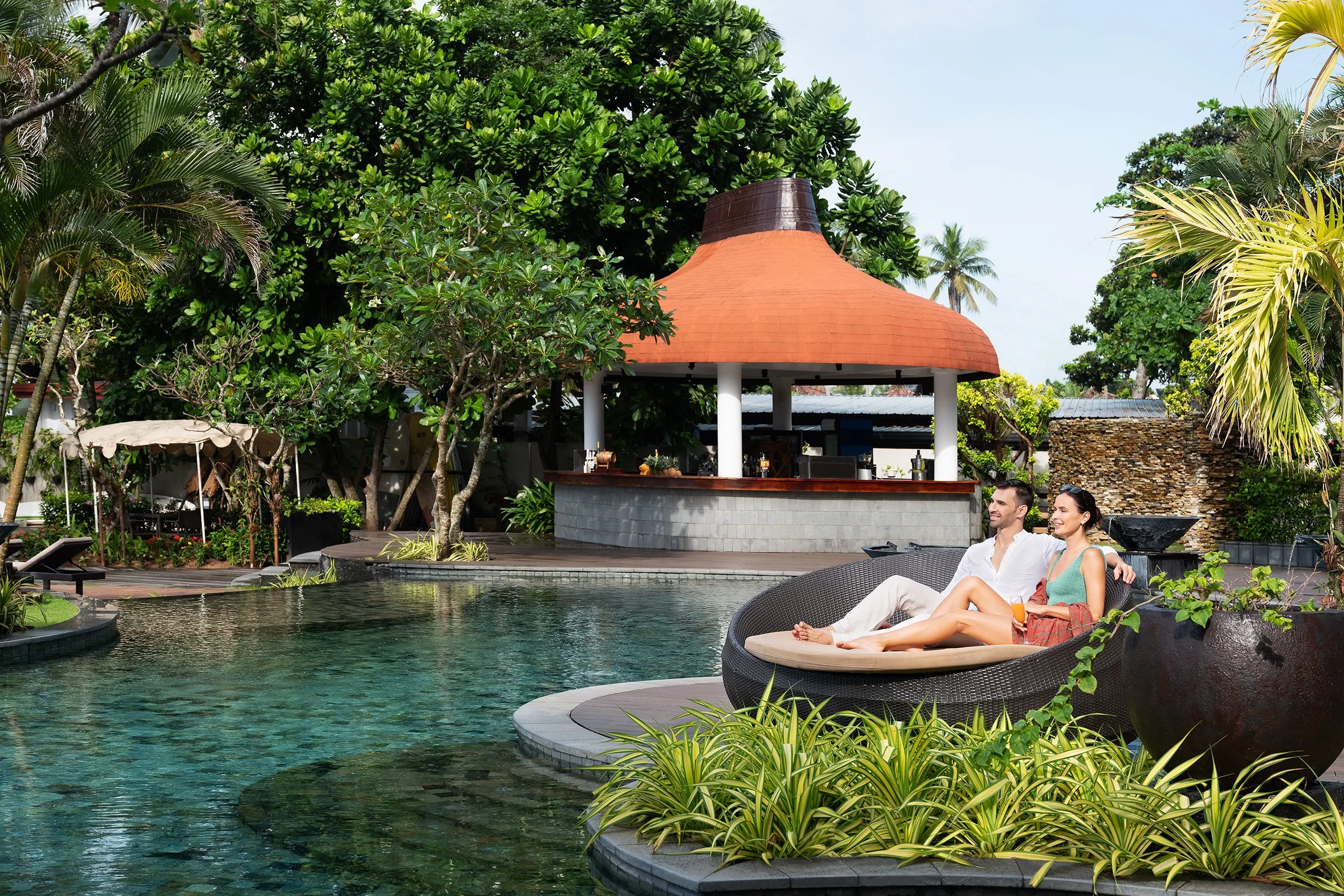 MH_CMBMC_POOL_COUPLE.jpg