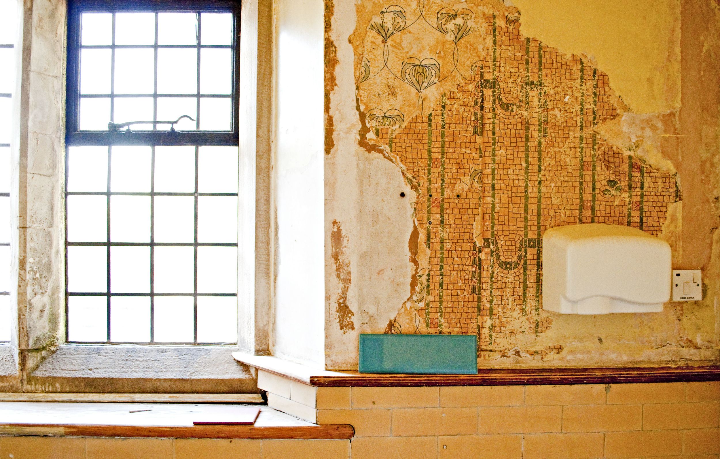 The turquoise metro tile - a clean, stylish foil to the wallpaper fragments?