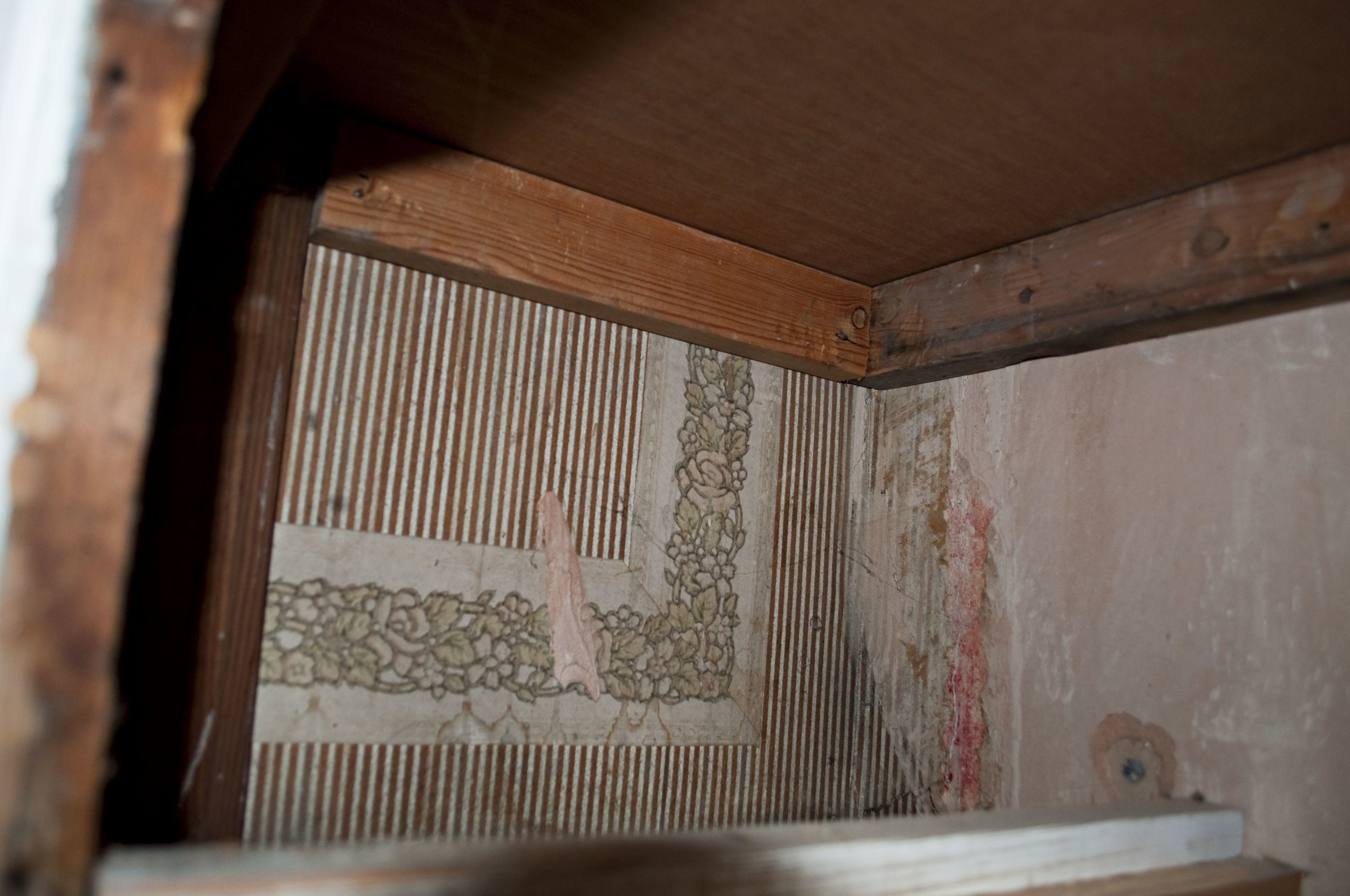 Rob, our decorator, discovered this wallpaper remnant in the bedroom cupboard - we are pretty sure it dates from 1905