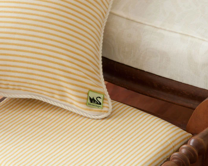 BEE-PILLOW-DETAIL.jpg
