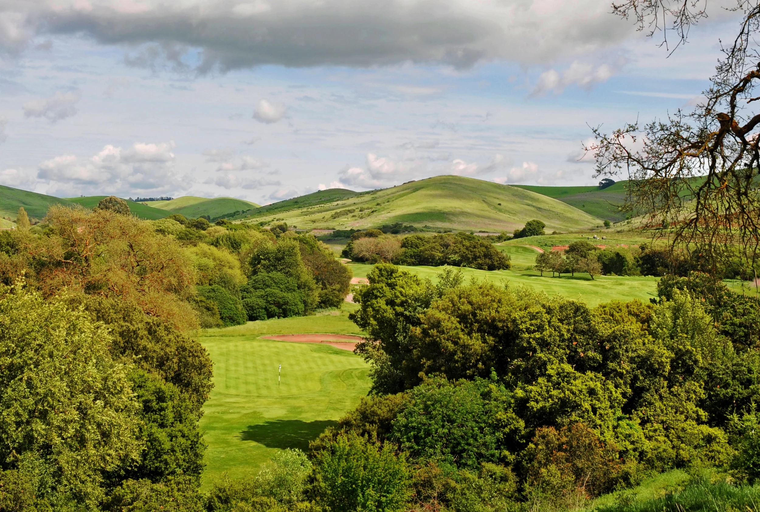 Tee box at the downhill par-3, 16th provides a dramatic landscape view © Robert Kaufman