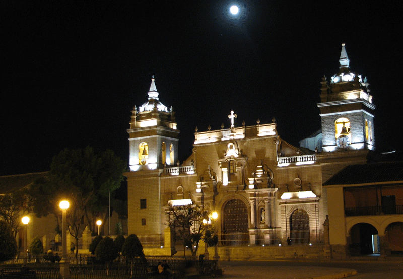 Ayacucho_church_by_night.gif