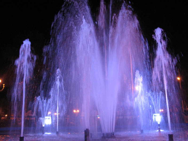 Iquitos_Plaza_de_Armas_Fountain_by_Night.gif