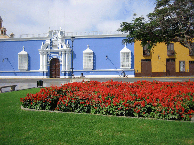 Peru-The-city-of-Trujillo-is-a-good-base-for-exploring-northern-coastal-Peru..gif