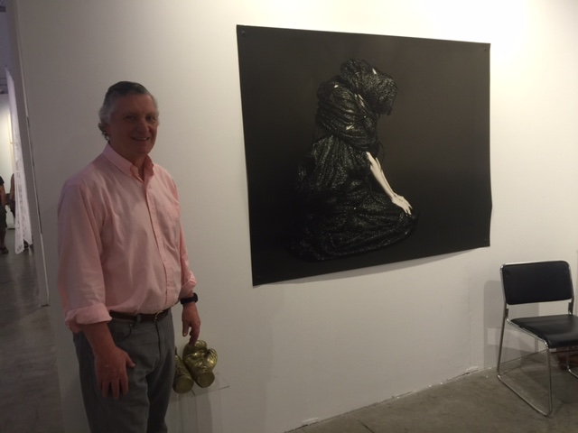 El embajador del Perú en Estados Unidos, Carlos Pareja, visita la obra de la artista peruana Mariu Palacios, en la galería Ginsberg, de Miami, durante la Semana del Arte.