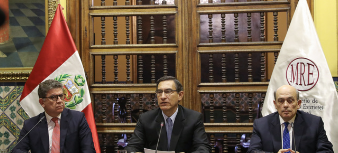 President of Peru, Martín Vizcarra (center), presented the candidacy of Ambassador Hugo de Zela Martínez (right) to the position of Secretary General of the OAS. The FA Minister, Ambassador Gustavo Meza-Cuadra (left), highlighted the professional capacity of Ambassador De Zela.