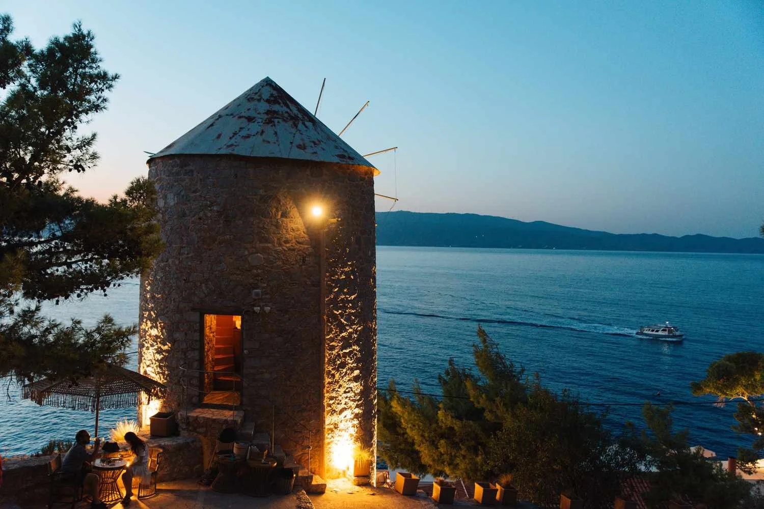 TAL-windmill-bar-at-night-HYDRAGREECE0625-30eb0536280f494e9369f17ccd0c3b7e.jpg
