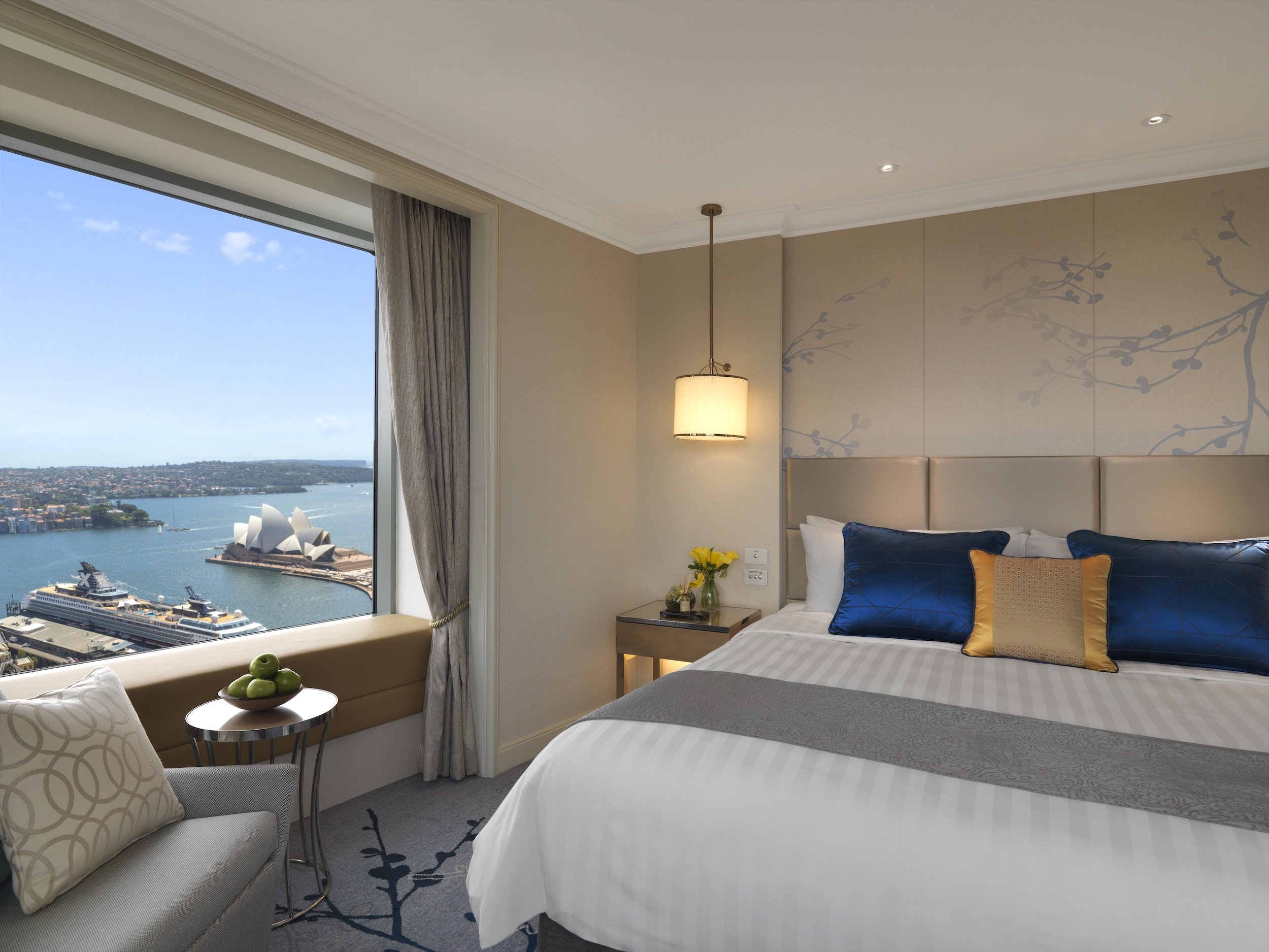 horizon-club-rooms-at-shangri-la-hotel-sydney-mauro-rische.jpg
