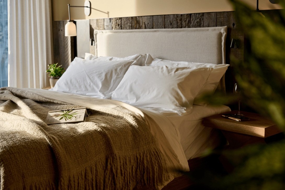 1Hotel_Mel_Arch_Room834_Handheld_2476h1280.jpg
