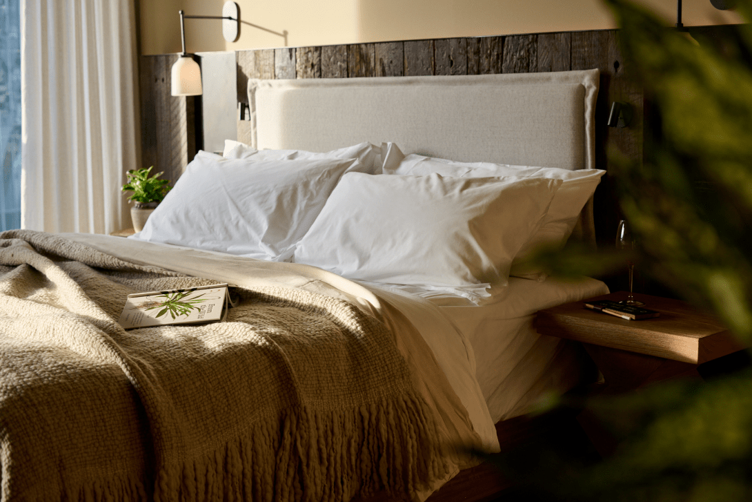 1Hotel_Mel_Arch_Room834_Handheld_2476h1280.png