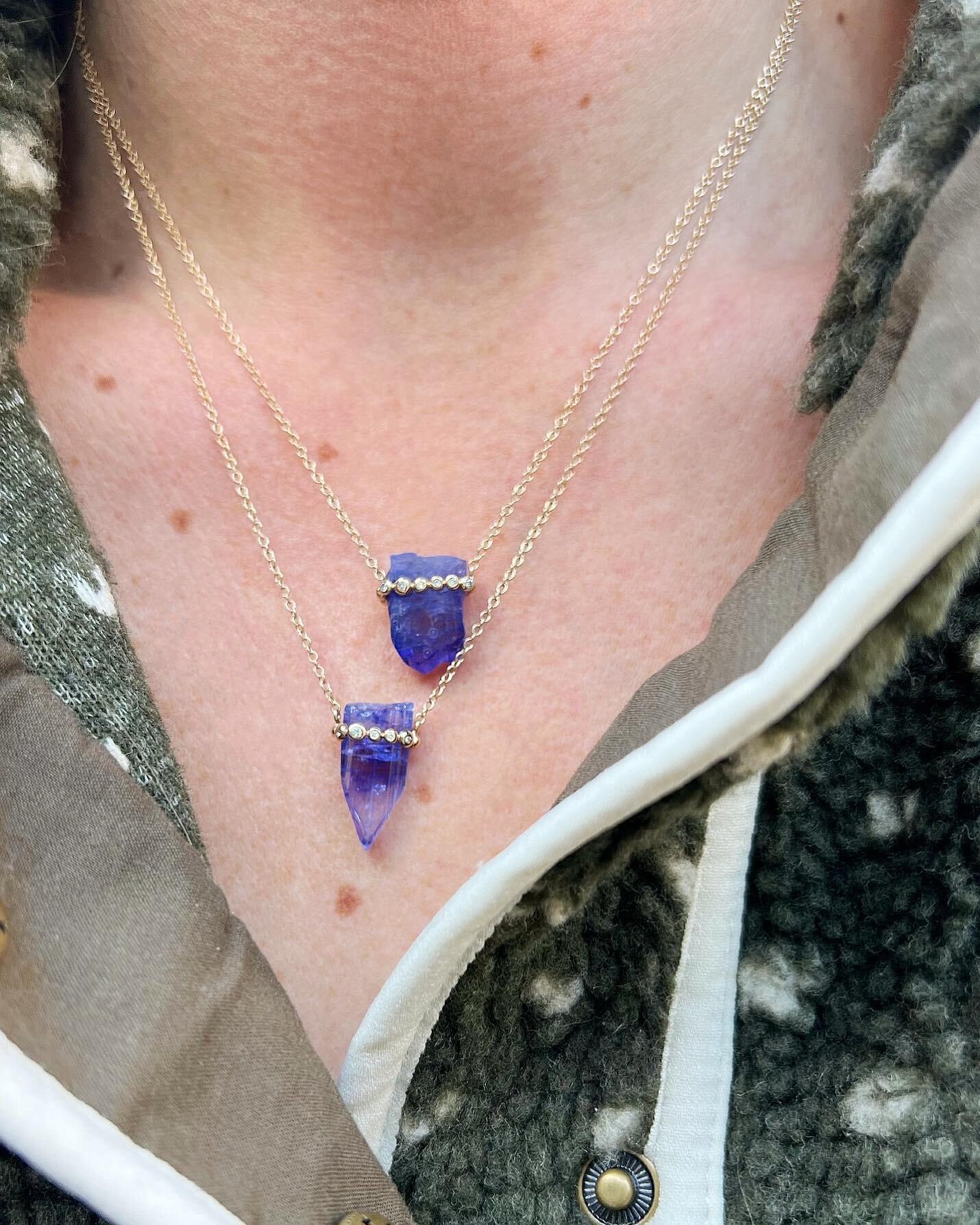 The color of these tanzanite crystals! 😍💜 Tanzanite : is said to calm an overactive mind and relieve stress and anxiety. It is also used to help detoxify the body.