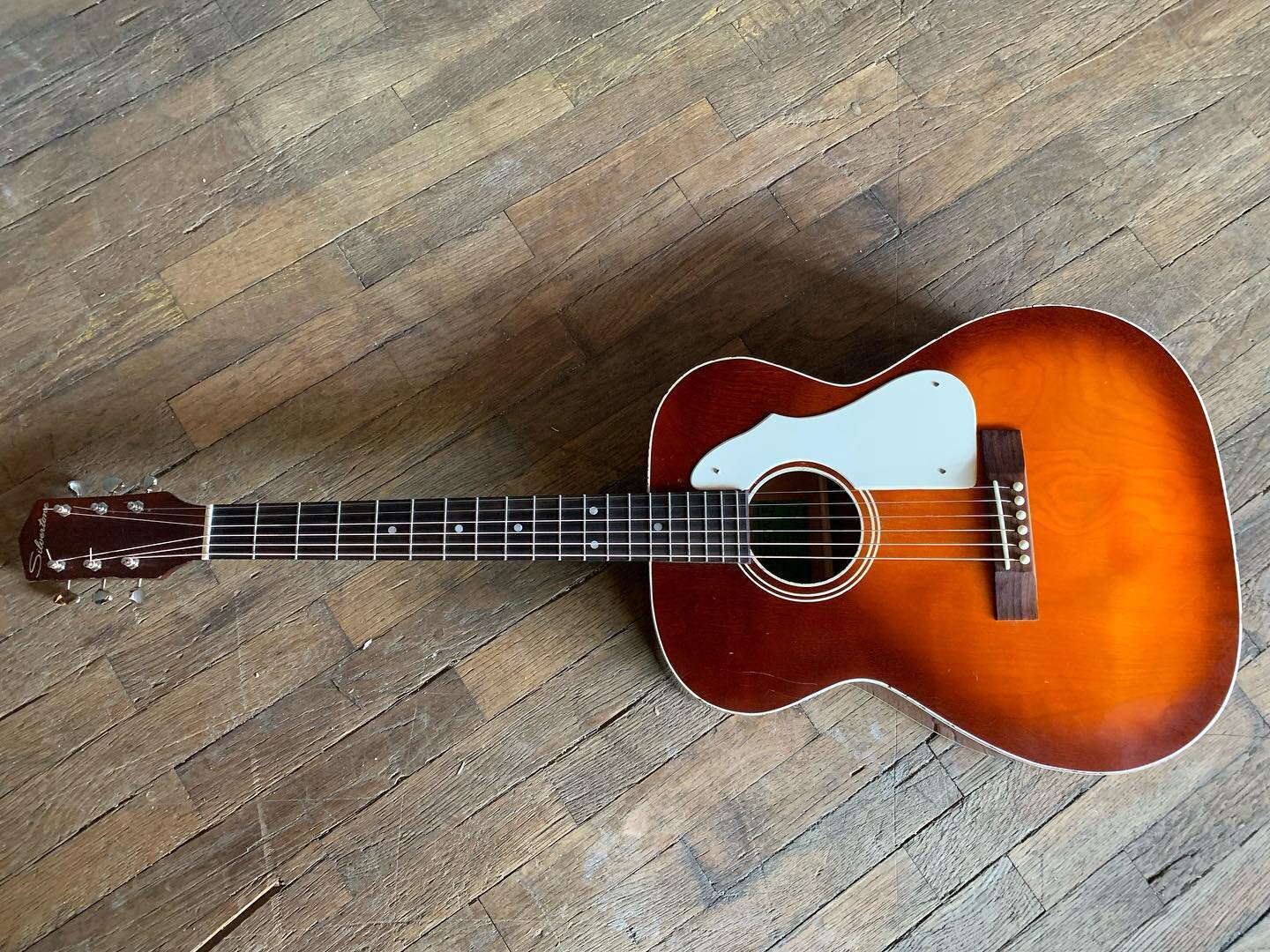 🤤When Scott from @baxendaleconversions told me a few years back that he could turn this hand-me-down Silvertone into a &ldquo;Taylor-killer,&rdquo; I was skeptical, honestly. That&rsquo;s not because of Scott. It&rsquo;s because I&rsquo;d played thi