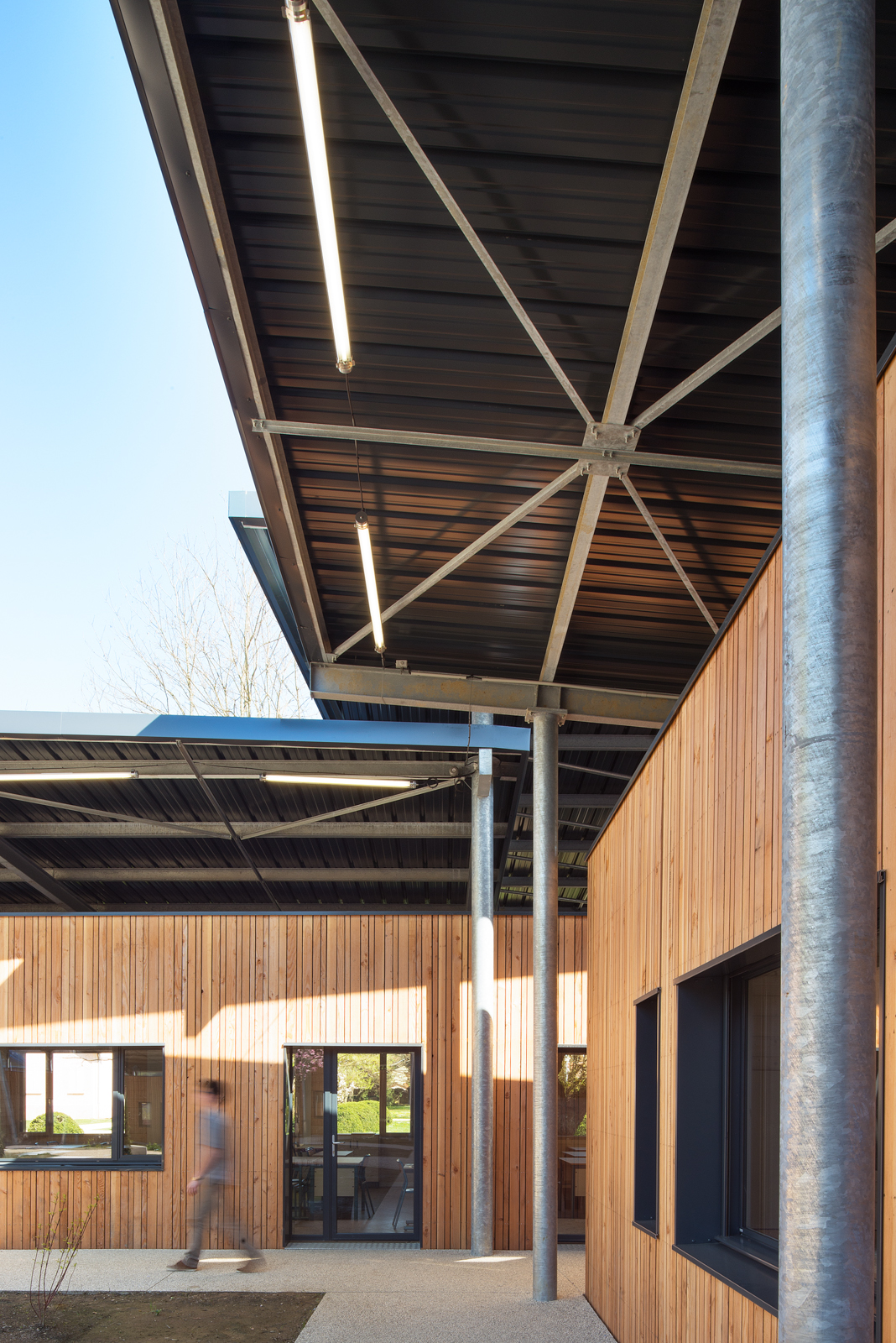 Allée + Entrée d'une salle de cours / Walkway + Classroom doorway