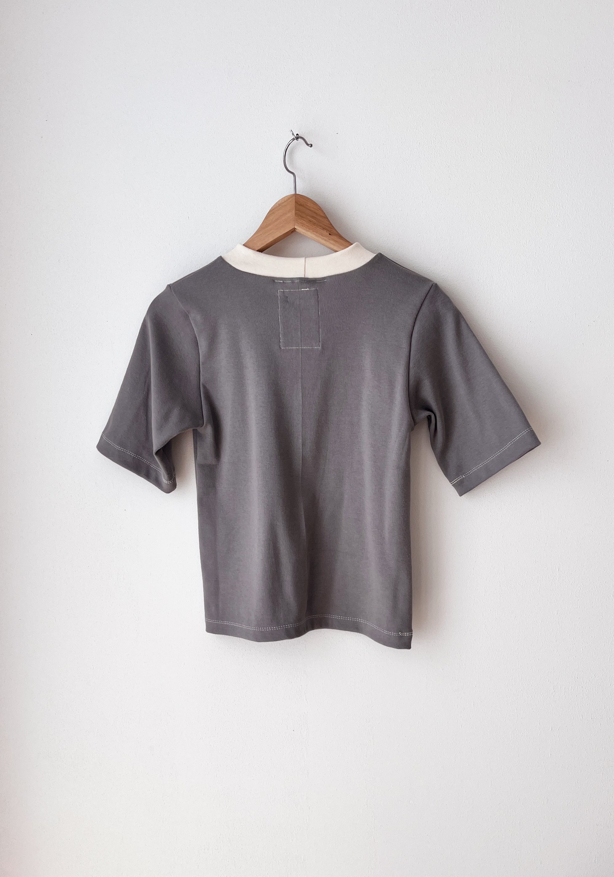 gray_top_01.jpg